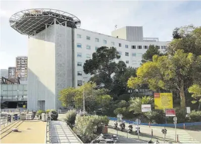  ?? ?? Instal·lacions del nou heliport de l’hospital, situat dalt d’un edifici.