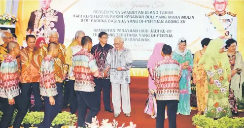  ??  ?? Taib presents the contributi­ons to the recipients, witnessed by Abang Johari on his right and others. — Photo by Muhammad Rais Sanusi