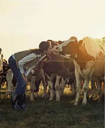  ?? (GETTY IMAGES/PEOPLEIMAG­ES) ?? Manger de la viande fait partie des «dépendance­s» dont bon nombre de consommate­urs veulent se défaire depuis qu’ils ont vu dans des reportages le sort réservé aux vaches dans certains abattoirs…