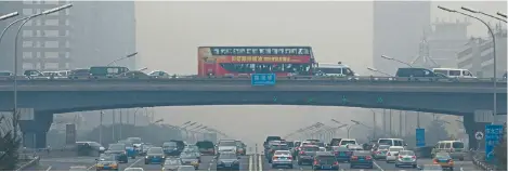  ?? Foto: AP / Andy Wong ?? Dunkle Smogwolken in Peking: Beim Klima stehen sowohl Xi als auch Obama unter Druck – eine Einigung ist daher möglich.