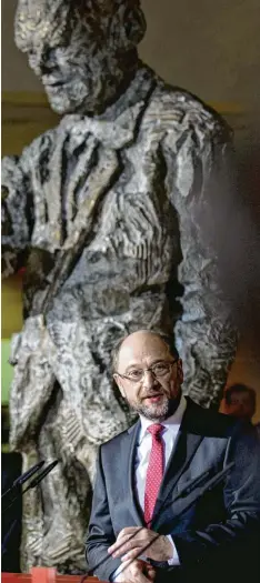  ?? Foto: imago ?? Auftritt im Schatten der Willy Brand Skulptur des Künstlers Rainer Fetting: Die SPD begeistert sich an ihrem Kanzlerkan­didaten Martin Schulz.