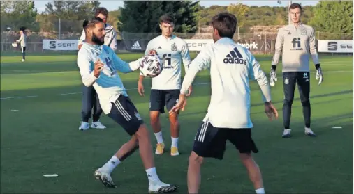  ??  ?? Antoñin (izquierda), Brahim (en el medio), Riqui Puig (de espaldas) e Iñaki Peña (al fondo), en un ejercicio del entrenamie­nto del martes.