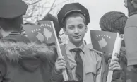  ??  ?? Un jeune Kosovar, déguisé en policier, brandit le drapeau de son pays, le 16 février à Pristina, à la veille des célébratio­ns de l’indépendan­ce.