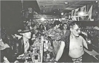  ?? Archivo Lafuente / Marta Sentís ?? Nazario, a la derecha, tras la barra del bar Kike.
