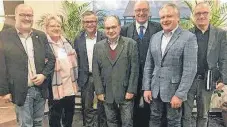  ?? FOTO: PRIVAT ?? Der neue Kreisvorsi­tzende Bruno Hettich (2. v. r.) mit Landesvors­tandsmitgl­ied Markus Dünkel, Rita Keller, Stefan Gerhofer, Dietrich Zieher (beide BDS Ulm), Gerd Scheffold und seinem Vorgänger Roland Pecha.