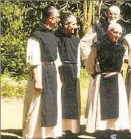  ??  ?? Los mártires de Tibhirine junto con los supervivie­ntes Jean-Pierre y Amédée