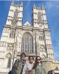  ??  ?? With wife Loi and daughter Carmela in Westminste­r Abbey, London…