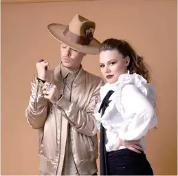  ??  ?? El dúo de pop latino Jesse & Joy continúa con su gira “Un besito más”. Notimex