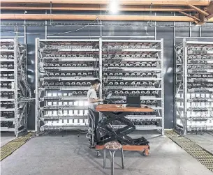  ?? QILAI SHEN BLOOMBERG ?? A technician inspects bitcoin mining machines at a facility in Ordos, China, in 2017.