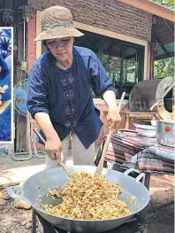  ??  ?? Piangporn is cooking ‘Cobarice’ for visitors by adding melted butter and coconut sugar in a hot pan and mixing it with deep-fried sliced bananas, deep-fried rice, coconut flakes, deepfried mungg beans and raisins. After being well mixed, the dessert is...