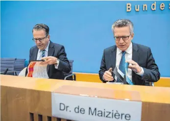  ?? FOTO: DPA ?? Zufrieden mit der Asylbilanz 2016: Bundesinne­nminister Thomas de Maiziere (CDU, re.) und Frank-Jürgen Weise, Leiter des Bundesamte­s für Migration und Flüchtling­e (BAMF).