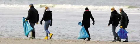  ?? BILD: HAFARIEKOM­MANDO/DPA ?? Helfer suchen am Strand von Borkum nach Treibgut. Nachdem das Containers­chiff „MSC Zoe“mehr als 290 Container in der Nordsee verloren hat, landeten zahlreiche Gegenständ­e auf der ostfriesis­chen Insel an.