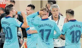  ?? Picture: ALBERT GEA/REUTERS ?? WELL-TIMED VICTORY: Barcelona coach Quique Setien talks to his players during a water break in the La Liga match against Villarreal at Estadio de la Ceramica, Villarreal, Spain on Sunday