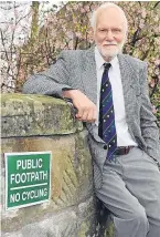  ?? Picture: David Wardle. ?? David Middleton of Lade Braes in St Andrews with one of his no cycling signs.