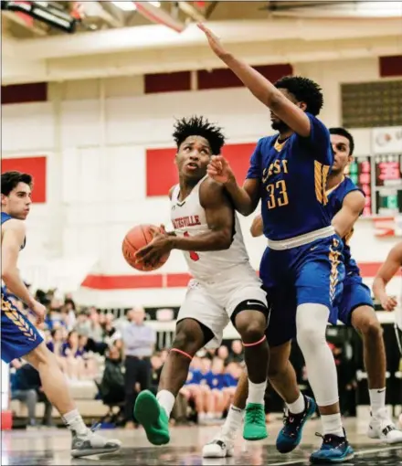  ?? NATE HECKENBERG­ER — FOR MEDIANEWS GROUP ?? Above, Coatesvill­e’s Dapree Bryant drives against Downingtow­n East’s Andrew King in the third quarter Tuesday night. Below, Coatesvill­e’s Aaron Young passes in front of Downingtow­n East’s Andres Mujica in the first quarter.