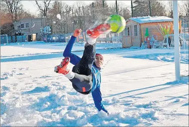  ??  ?? NADA PUEDE PARARLE. Cavani, en un entrenamie­nto reciente en París con el campo nevado.