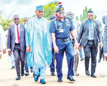  ?? ?? •Gwamna Dauda Lawal tare da Shugaban Hukumar Civil defence a ziyarar da ya kai masa a Abuja