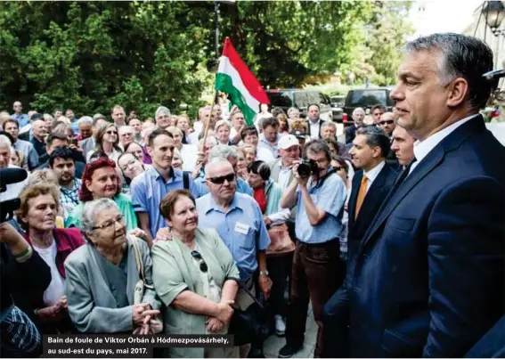  ??  ?? Bain de foule de Viktor Orbán à Hódmezpová­sárhely, au sud-est du pays, mai 2017.