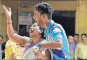  ?? ARIJIT SEN/HT PHOTO ?? Relatives of a child who died during doctors’ strike at KEM hospital in Mumbai on Friday.