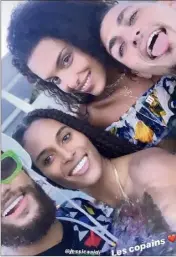  ??  ?? À gauche : baignade-selfie tout habillé pour Ney, Cindy Bruna, Verratti et Jessica Aidi.