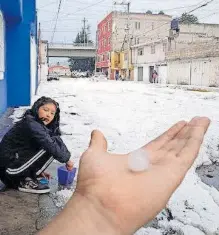  ?? FOTOS. FERNANDA GUSMÁN ?? Las avenidas quedaron cubiertas de granizo.