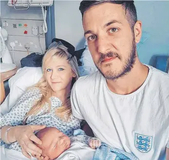  ?? FOTO: PRIVAT ?? Das undatierte Foto zeigt Chris Gard und Connie Yates mit ihrem Baby Charlie im Krankenhau­s.
