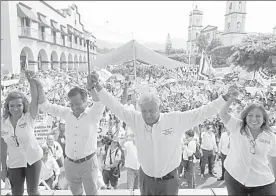  ??  ?? No se quitará el apoyo a la publicidad, porque el gobierno necesita informar y los medios requieren ingresos, dijo Andrés Manuel López Obrador ■ Foto La Jornada