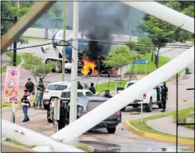  ??  ?? NAKON BORBI na ulicama Culiacána i dalje su bile postavljen­e barikade, gorjele su benzinske postaje i vozila stradala u okršaju