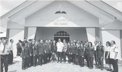  ??  ?? UNTUK ALBUM: Harden (tengah), Denny (tujuh kiri), Felicia (enam kiri) serta ahli jawatankua­sa gereja yang lain bergambar bersama selepas perasmian bangunan baharu gereja berkenaan semalam.