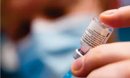  ?? Photograph: Murdo MacLeod/The Guardian ?? Vaccinatio­ns being carried out at Thurso high school in Scotland.