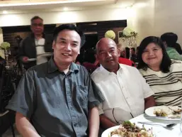  ??  ?? CHINESE Vice Consul Duokon Tang with RTC Judge Ronald S. Tolentino and wife