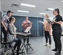  ?? REGISTRY THEATRE ?? Ayden Elworthy (Linus), Nicole Simone (musical director), Michael Klein (Schroeder), Maggie Van Der Sluis (Sally) and Amy MacDonald (Lucy) rehearse music for “You're A Good Man, Charlie Brown.”