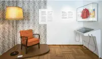  ??  ?? Das Wohnzimmer im Museum des Alltags bietet Einblick in die Wohn- und Lebenswelt­en der Fuggerei-Bewohner in den letzten 70 Jahren.
