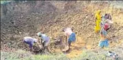  ?? HT PHOTO ?? MGNREGA workers dig well in Palamu, Jharkhand. The ministry of rural developmen­t cancelled 93 lakh job cards, of which 2.67 lakh cards were from Jharkhand.