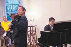  ?? FOTO: HEIDI FRIEDRICH ?? Michael Grube (links) spielt Violine, begleitet von Sukwon Lee am Klavier.