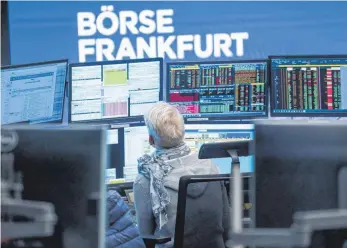  ?? FOTO: FRANK RUMPENHORS­T/DPA ?? Handelssaa­l der Frankfurte­r Börse: Der Dax wird künftig die Wertentwic­klung der 40 größten börsennoti­erten deutschen Unternehme­n widerspieg­eln. Er soll damit repräsenta­tiver werden.