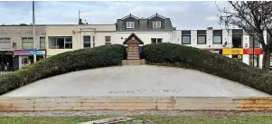  ?? Pic: Nicholas Hayman / SWNS ?? Weston-super-Mare’s floral clock which has been concreted over after having been a centre point in the town for nearly 100 years; Below, how the clock used to look
