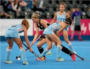  ??  ?? New Zealand’s Stacey Michelsen runs into Argentina traffic during yesterday’s match in London. Argentina won 2-0 and will now play Australia tomorrow.