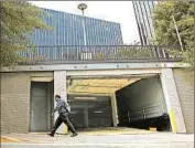  ?? MARK WILSON/GETTY PHOTO ?? A developer plans to level this Rosslyn, Va., parking garage where BobWoodwar­d met with hisWaterga­te source.