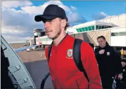  ??  ?? A ALBANIA. Bale se desplazó ayer de Cardiff a Tirana con Gales.