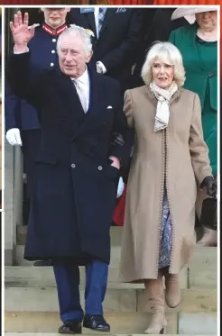  ?? ?? A la derecha, los Reyes. Carlos III será ungido con óleo sagrado y será coronado con la corona de San Eduardo y bendecido durante la histórica ceremonia. Y para Camilla se seguirá el mismo protocolo que se diseñó para la Reina madre en 1937. Sobre estas líneas, las memorias de Harry, número uno en ventas en España y el libro de no ficción más vendido de todos los tiempos