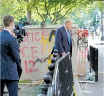  ?? REUTERS ?? JEFE DEL PENTÁGONO dispersó a manifestan­tes para que Trump pudiera salir a una iglesia vandalizad­a/