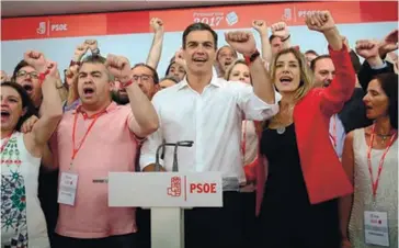  ??  ?? Photo ci-dessus :Le 21 mai 2017, Pedro Sánchez célèbre sa victoire à la primaire du Parti socialiste ouvrier espagnol (PSOE). Poussé vers la sortie en octobre 2016, l’ex-secrétaire général du PSOE a repris son poste en s’imposant à la primaire du parti avec 50 % des voix contre 40 % pour sa rivale directe, SusanaDíaz, la présidente de la région Andalousie, pourtant soutenue par les historique­s du parti et les barons régionaux. Se présentant comme le candidat du« non » à Mariano Rajoy, Pedro Sánchez s’est dit prêt à un dialogue avec Podemos. (© Marta Jara/eldiario.es)