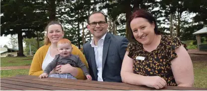  ?? Photo: Contribute­d ?? ACCESSIBLE SERVICES: Discussing the importance of first aid training for parents are (from left) mum Tracey Browne with Teddy Browne, David Janetzki MP and Parentmedi­c educator Claire Eiser.