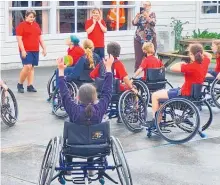 ?? ?? Shaz Dagg from Parafit gives kids a taste of wheelchair sport.