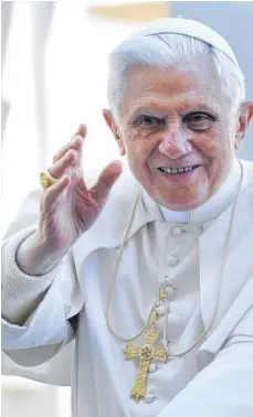  ?? FOTO: DPA ?? Papst Benedikt XVI. auf dem Petersplat­z in Rom im Jahr 2010.