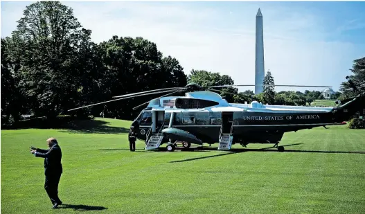  ?? APA ?? Donald Trump, der Commander-inChief am South Lawn des Weißen Hauses, zerrissen zwischen martialisc­her Rhetorik und Skepsis gegenüber Militärint­erventione­n.