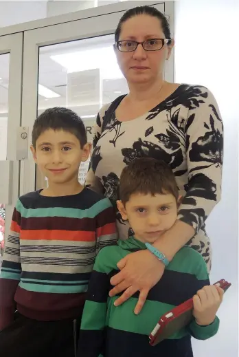  ?? PHOTO HÉLOÏSE ARCHAMBAUL­T ?? La famille de Farah Barsoom, incluant ses garçons Gabriel et David Jarwa, devra trouver une autre solution en cas d’urgences médicales dès septembre prochain.