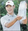  ?? "1 1)050 ?? Si Woo Kim holds The Players Championsh­ip Trophy on Sunday in Ponte Vedra Beach, Fla.