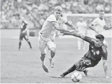  ??  ?? Al final del partido, la afición mexicana despidió a los selecciona­dos nacionales con abucheos por tan aplastante marcador final.